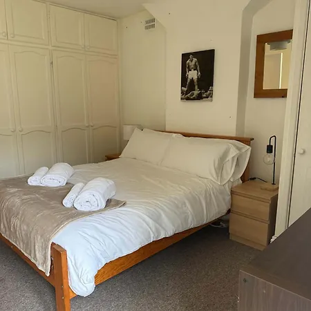 Garden Flat In Clifton Of